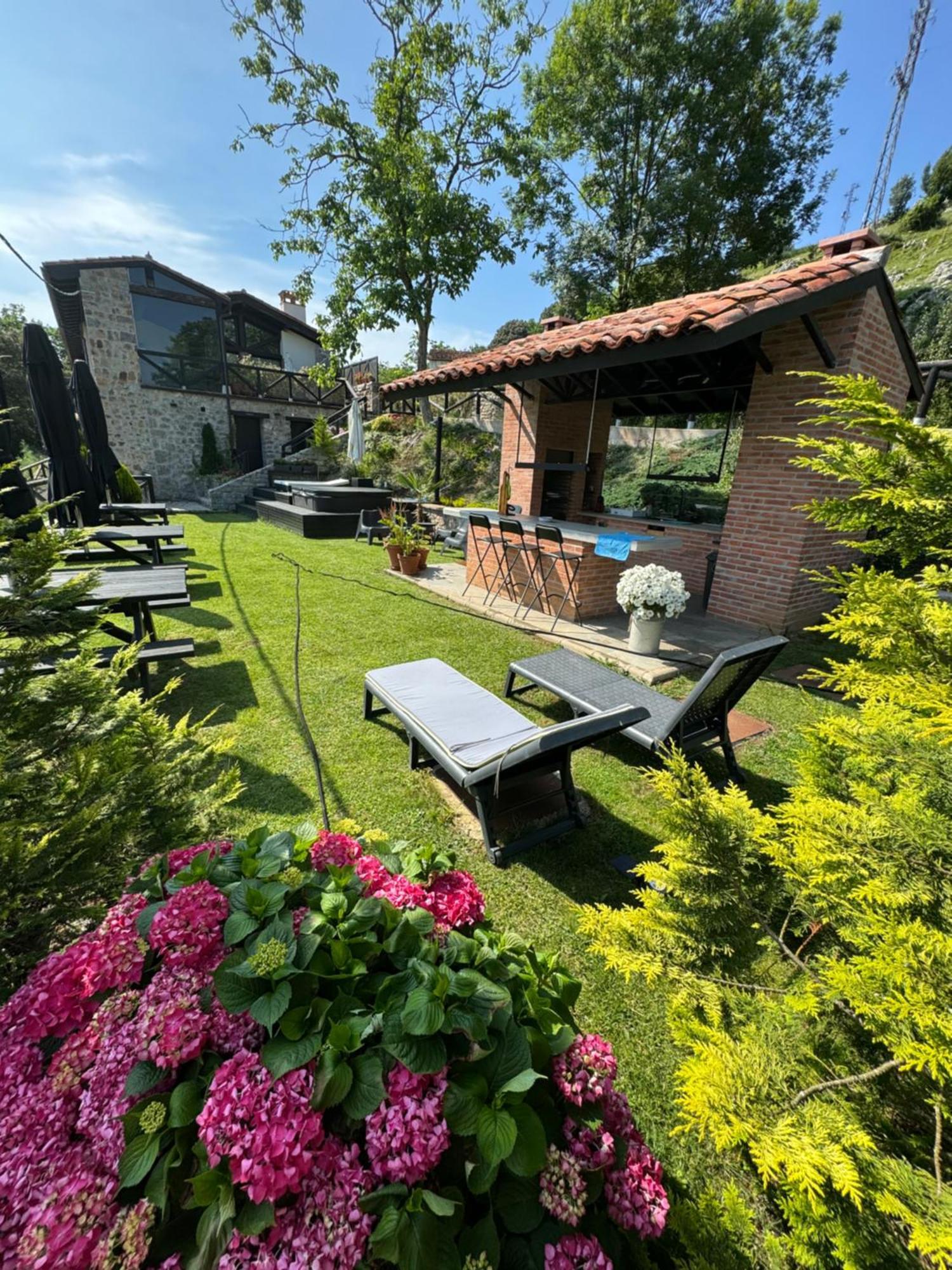 Apartamentos Picabel Onís Екстериор снимка